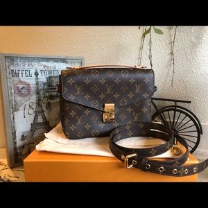 SOLD!!  Vuitton Pochette metis monogram